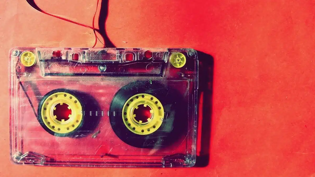 Ranura de cartucho de consola retro de los años 80 con accesorio intercalado