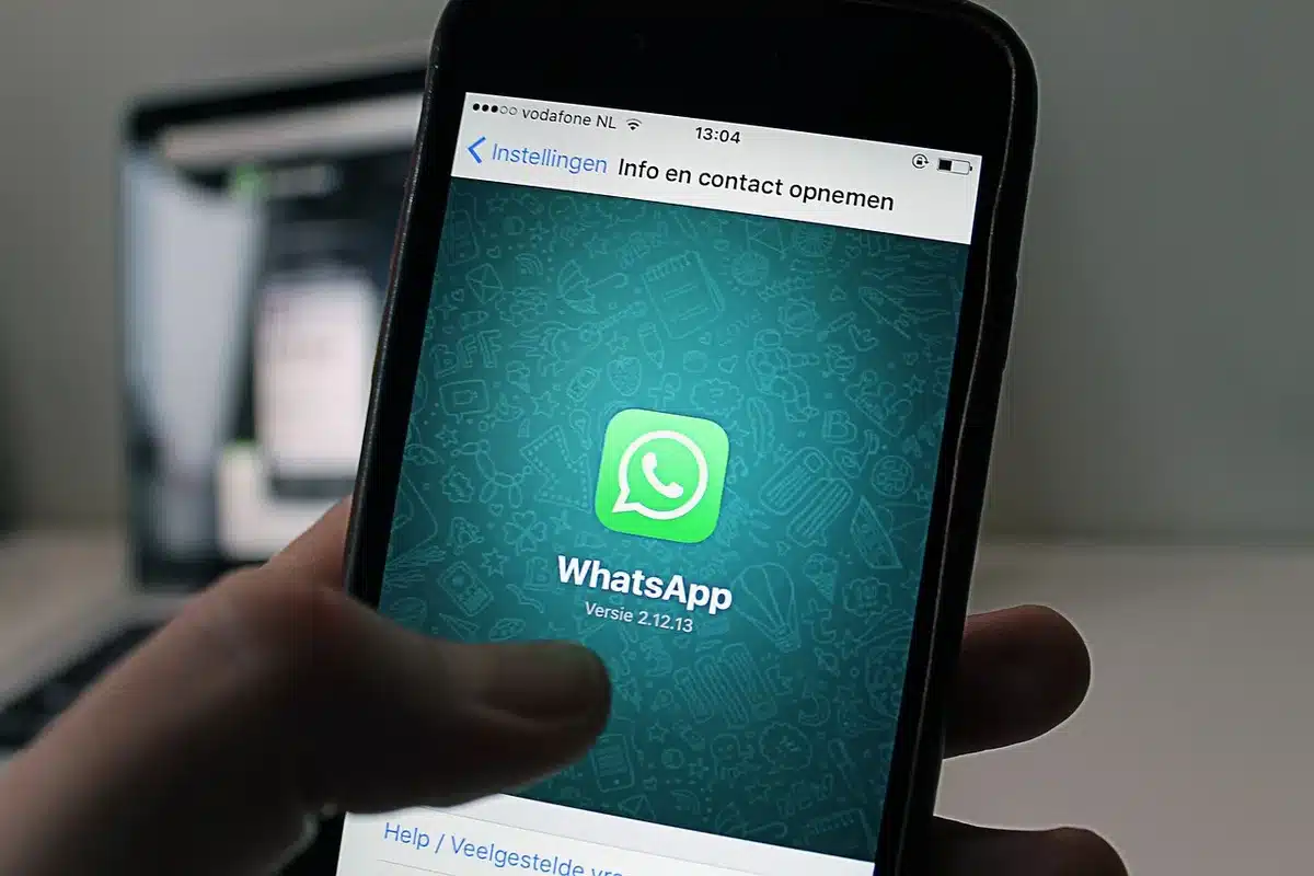 Usuario intentando acceder a una app protegida con Face ID en un iPhone