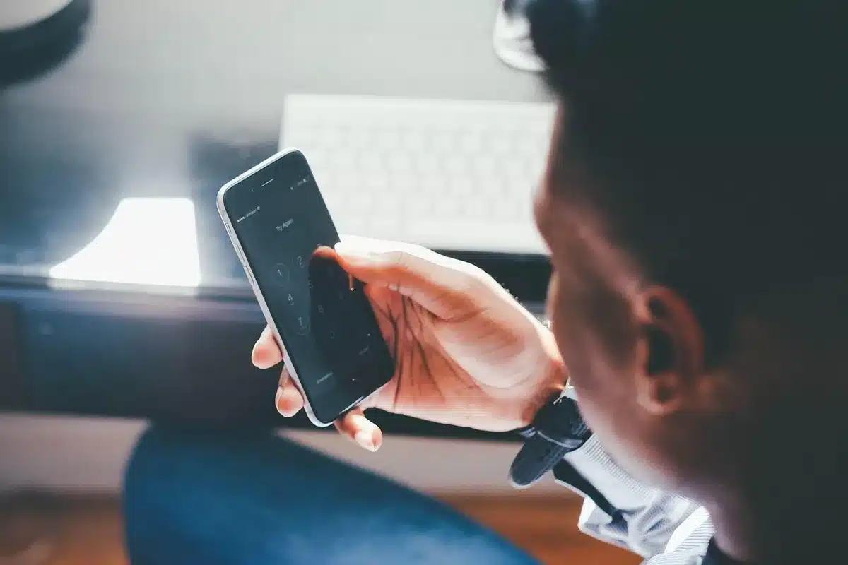 Detalle del frontal de un teléfono con cámara integrada bajo la pantalla