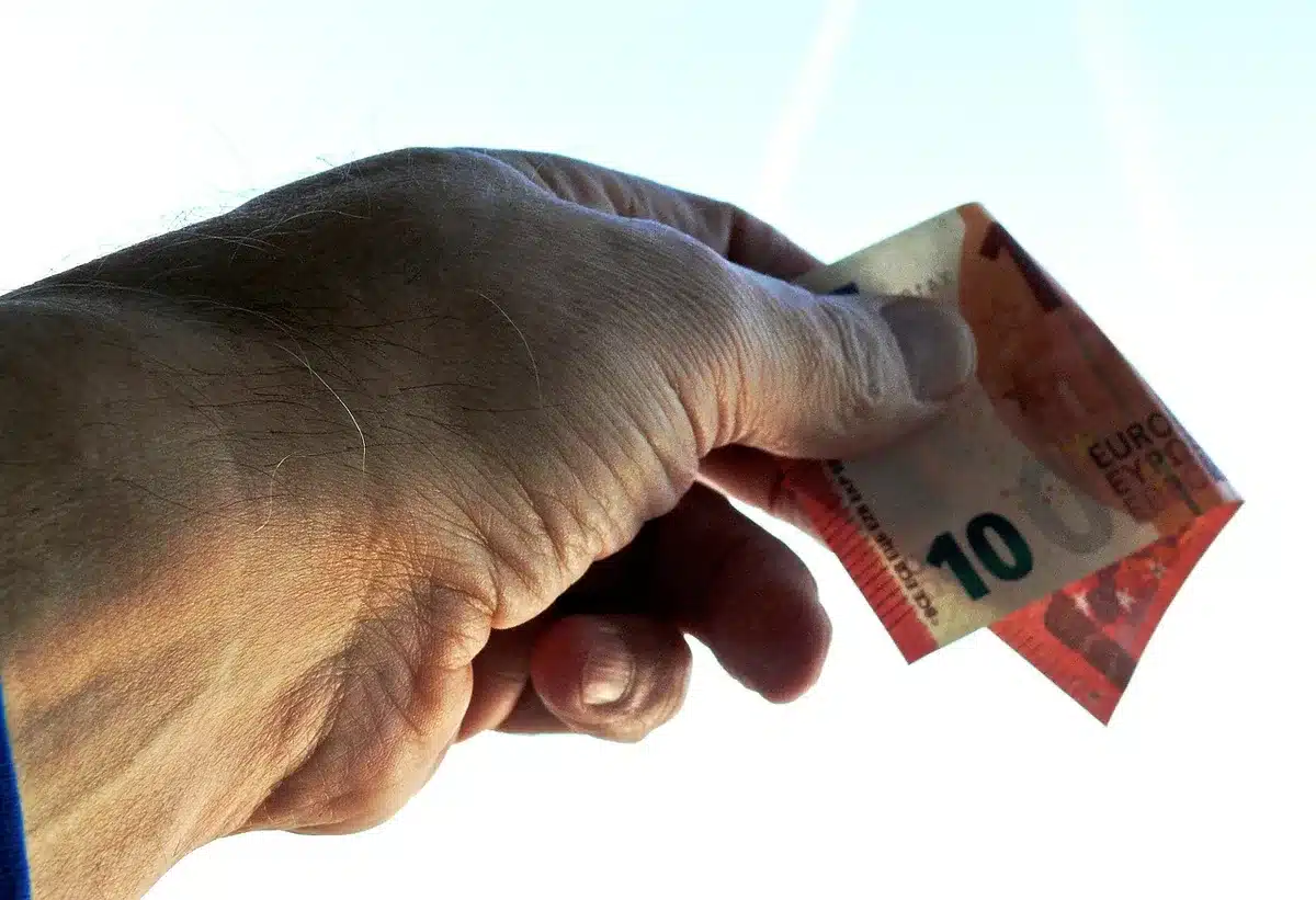 Comparativa visual de tarifas con números y símbolos de euros en una tabla digital, fondo neutro con líneas de conexión entre operadores.