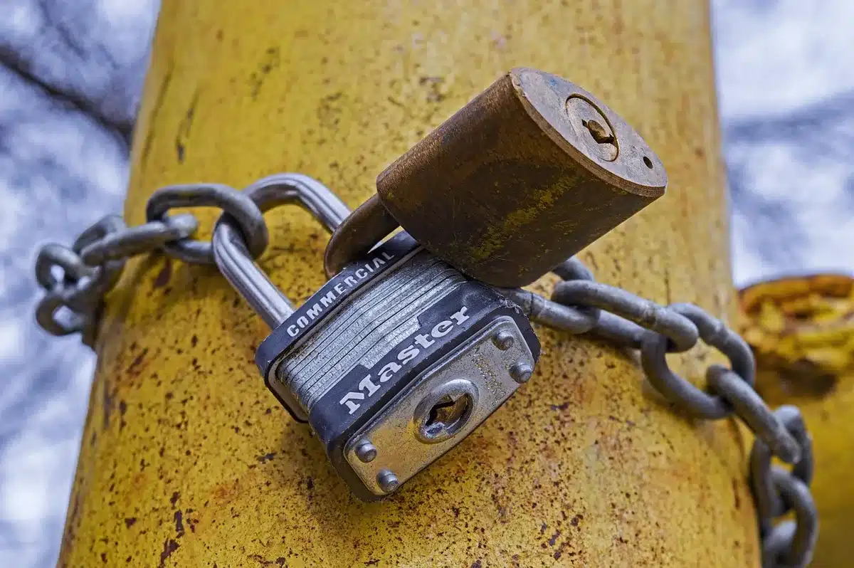 Detalle de ruedas giratorias y freno en una cajonera de escritorio