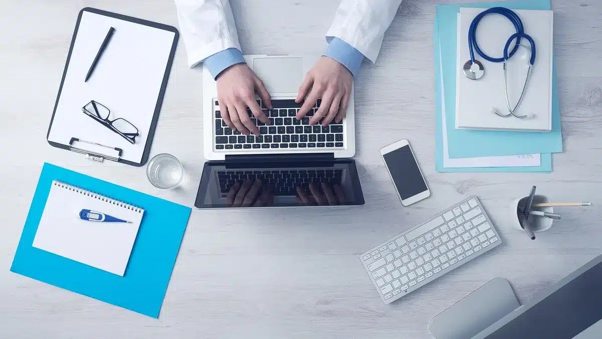 Superficie amplia de escritorio con monitor y periféricos bien distribuidos