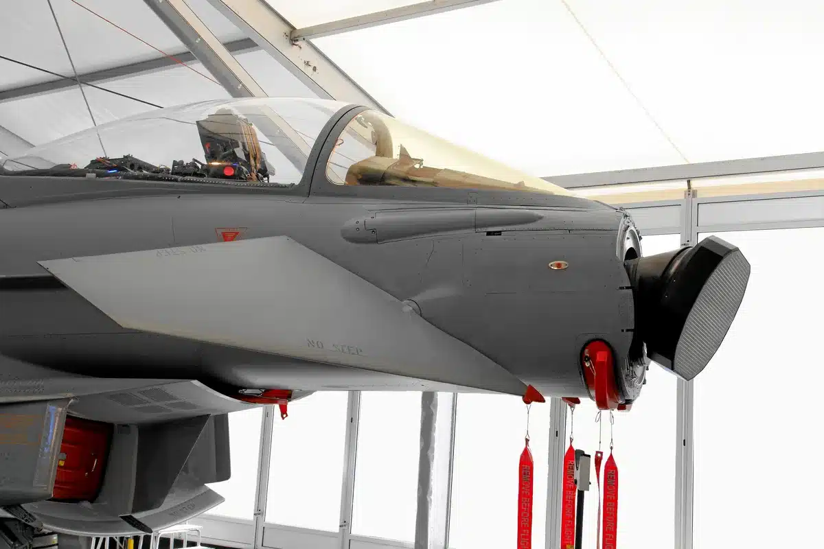 Cómo es el protocolo de seguridad y qué hacen en un avión cuando a un móvil se le