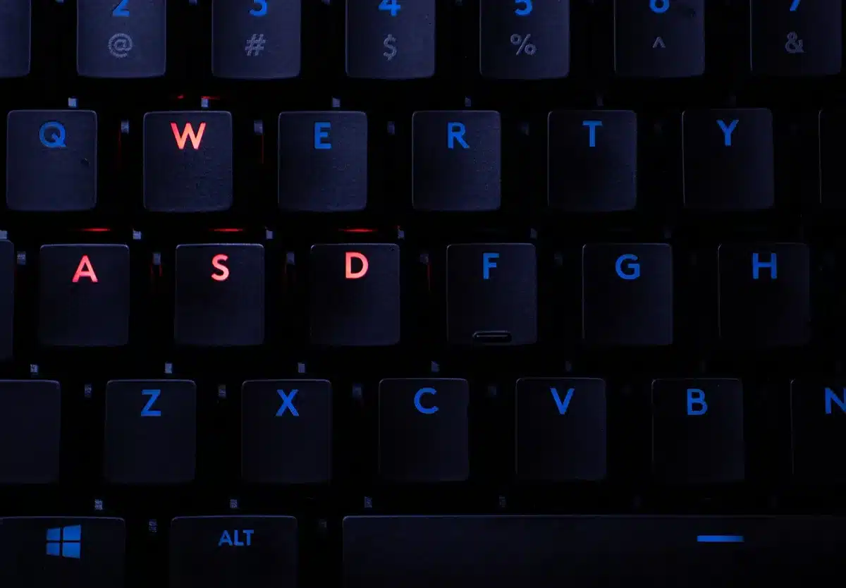 Teclado gaming con iluminación RGB personalizable y software de configuración