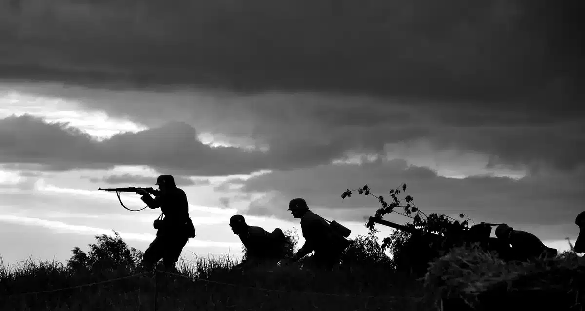 Recreación de un cerro sitiado con estructuras militares provisionales y defensivas