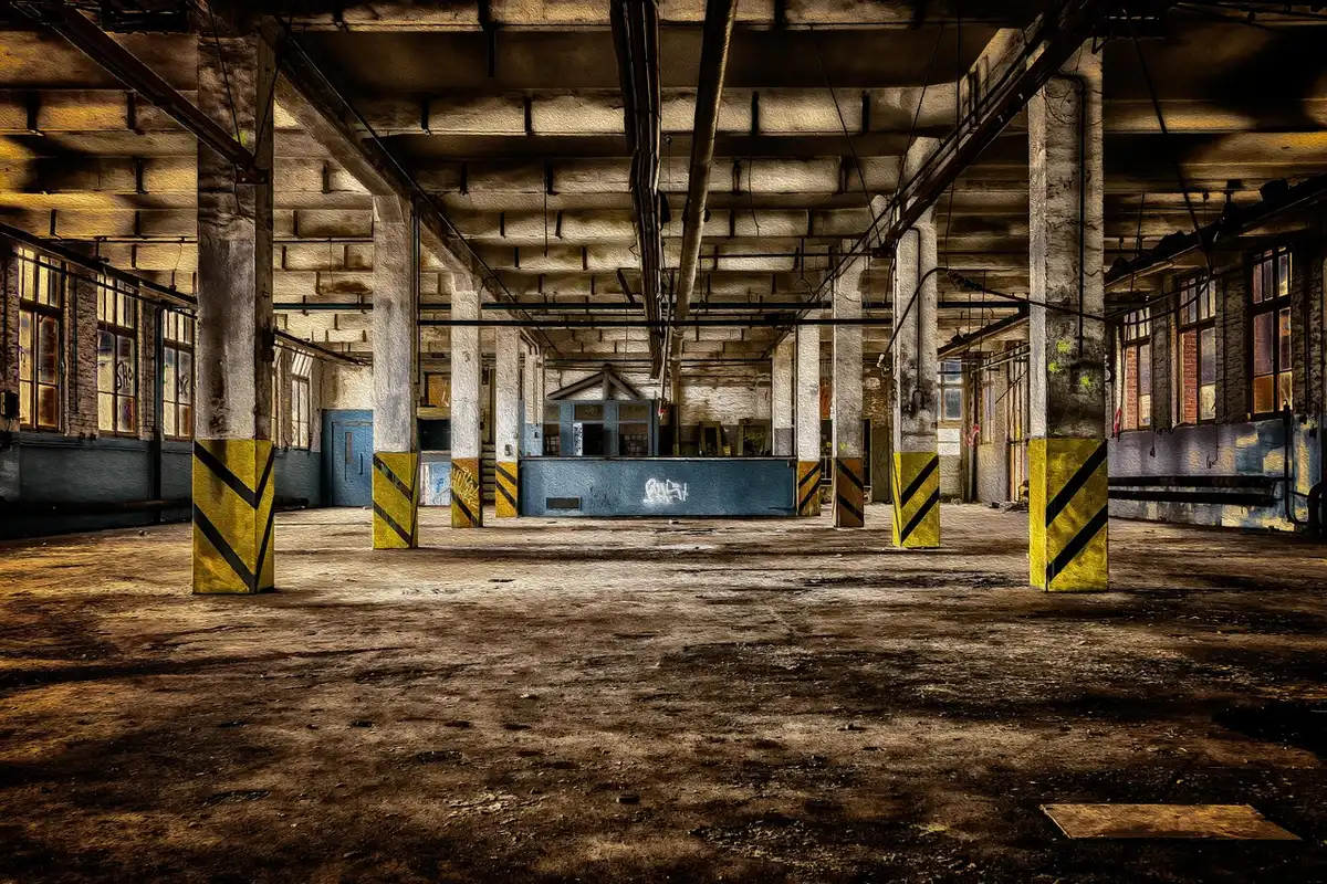Entorno urbano en ruinas con arquitectura militar deteriorada y atmósfera de decadencia bélica