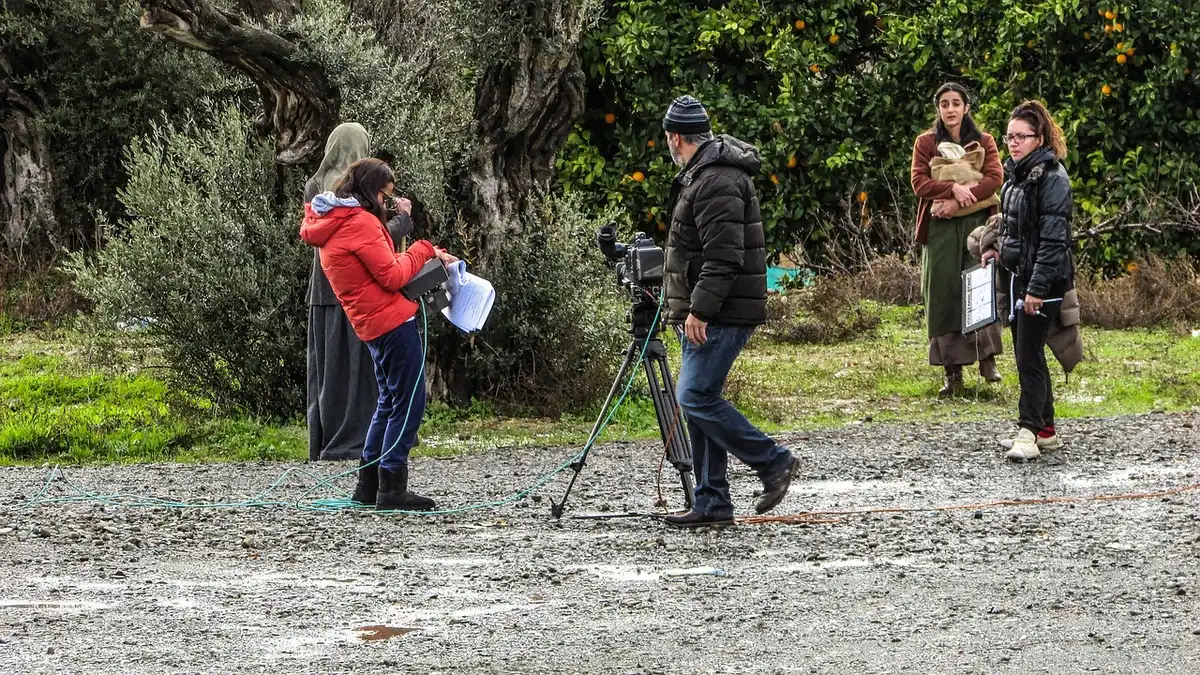 Actor interactuando con un caballo en un set de rodaje