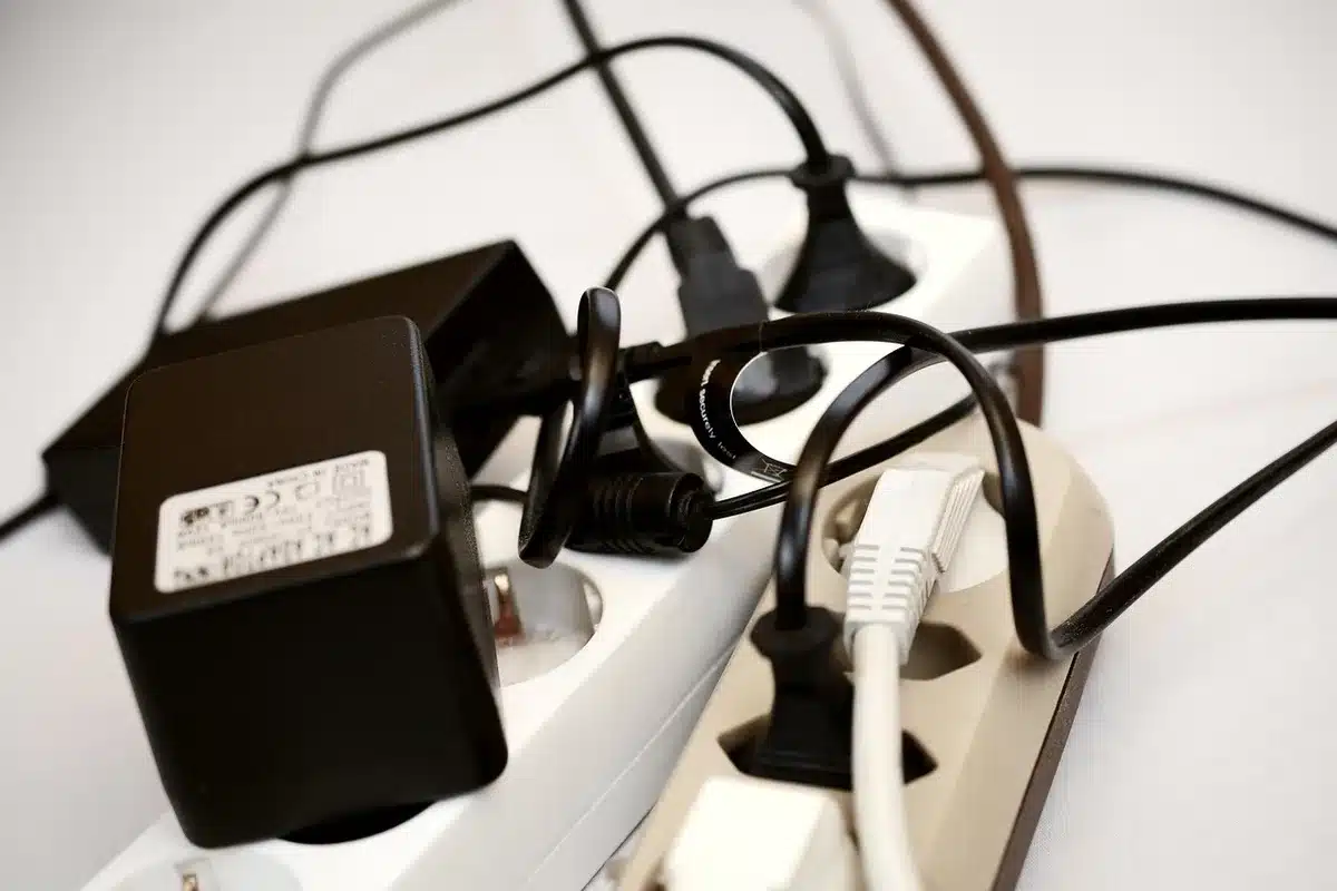 Router con luces de estado y cables de fibra conectados