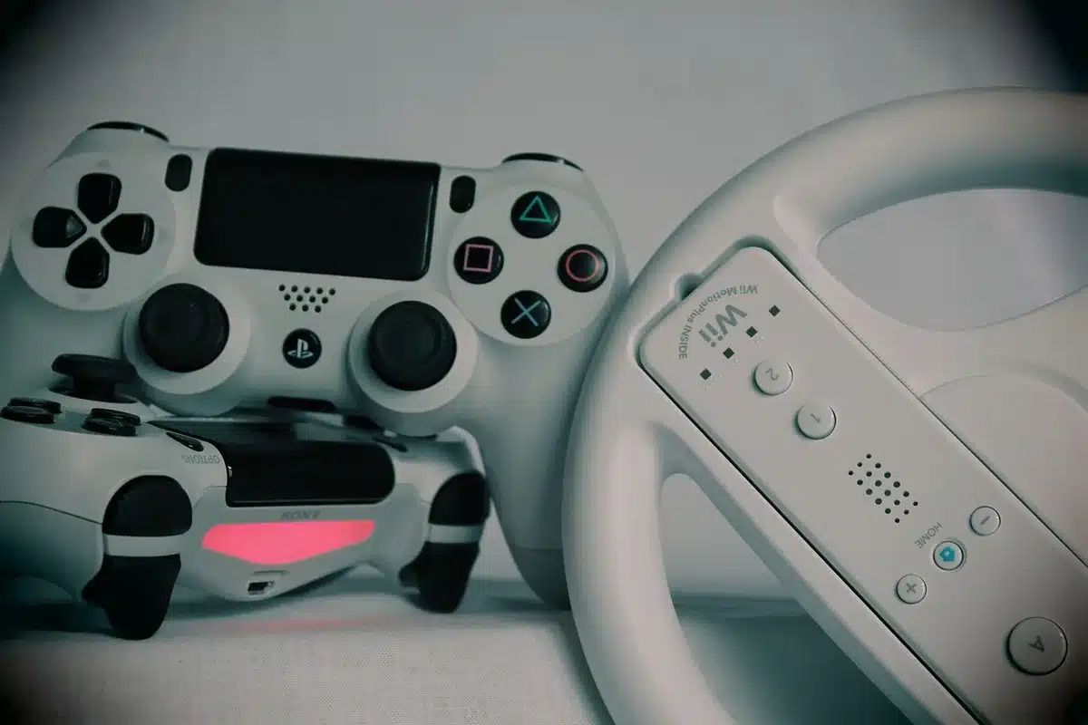 Mando DualSense sobre una consola PS5, destacando la ergonomía y botones