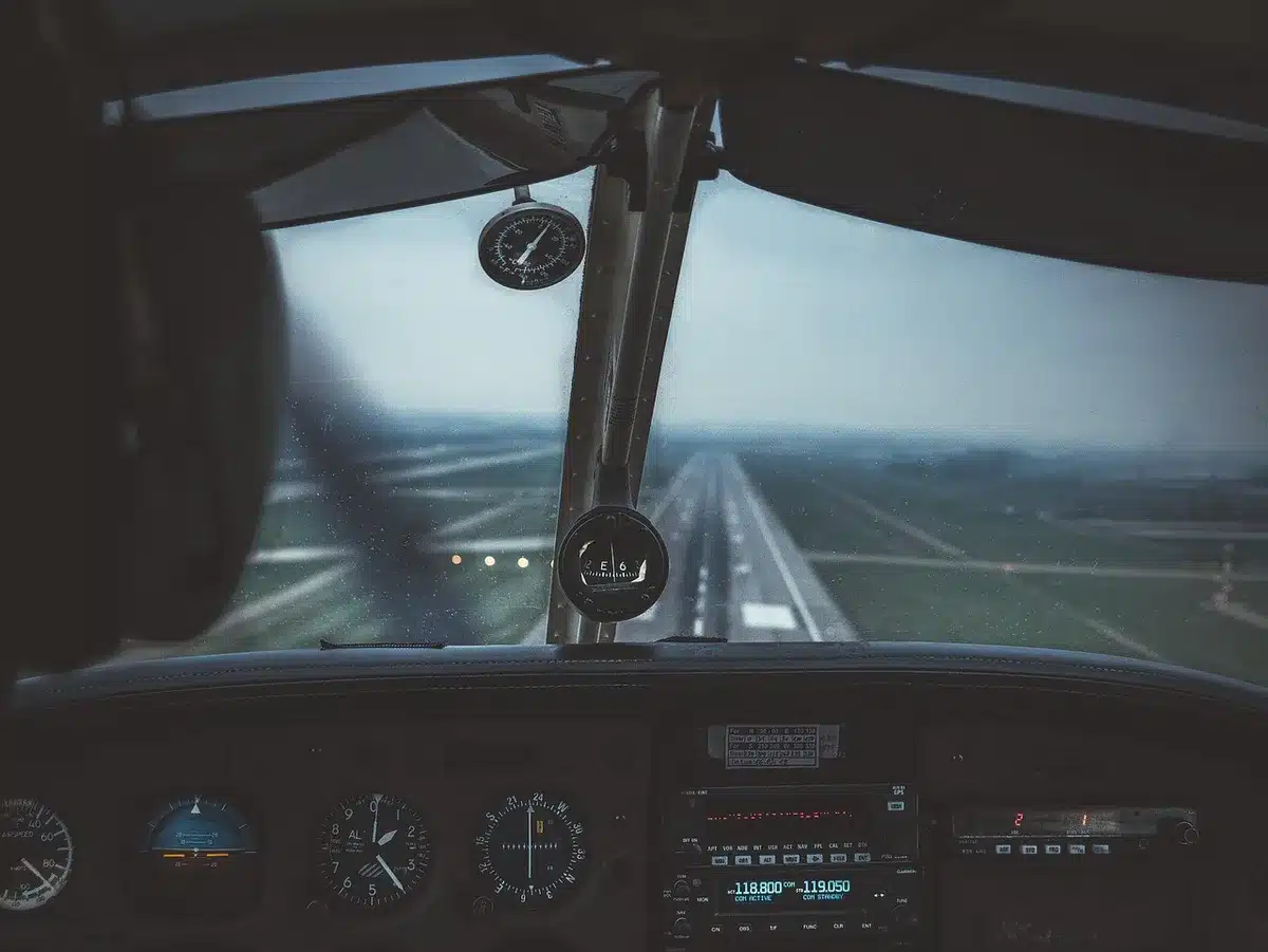 Vista desde la cabina de un caza con HUD y horizonte, ilustrando la sensación de vuelo