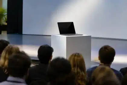 Apple ultima un MacBook Pro con pantalla táctil OLED, según informes