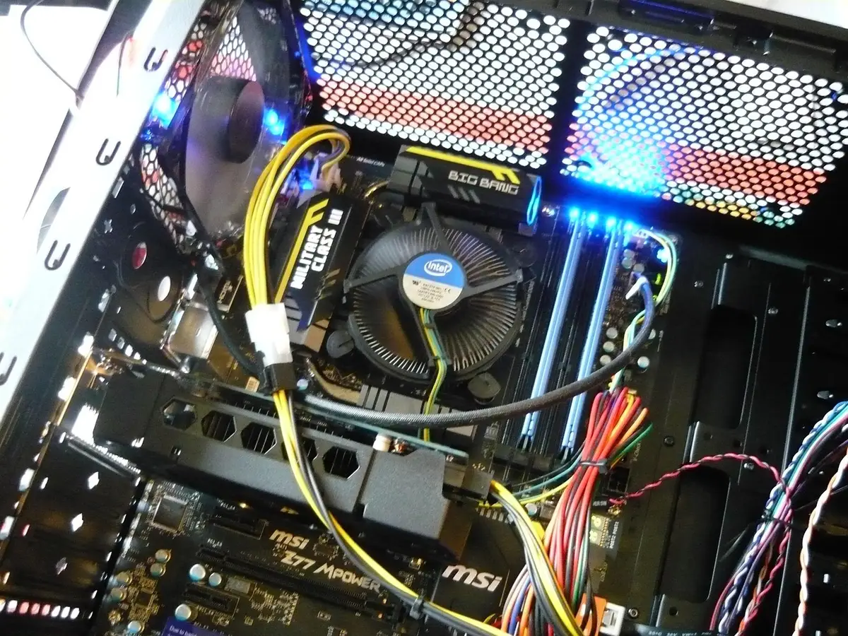 Ventiladores y flujo de aire dentro de una caja para refrigeración y silencio