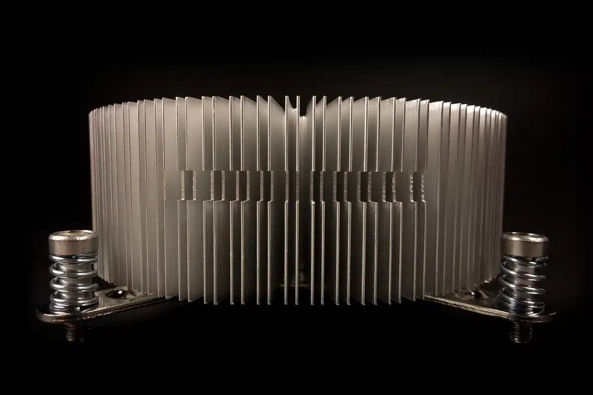 Radiador de 360 mm con tres ventiladores durante prueba de rendimiento térmico