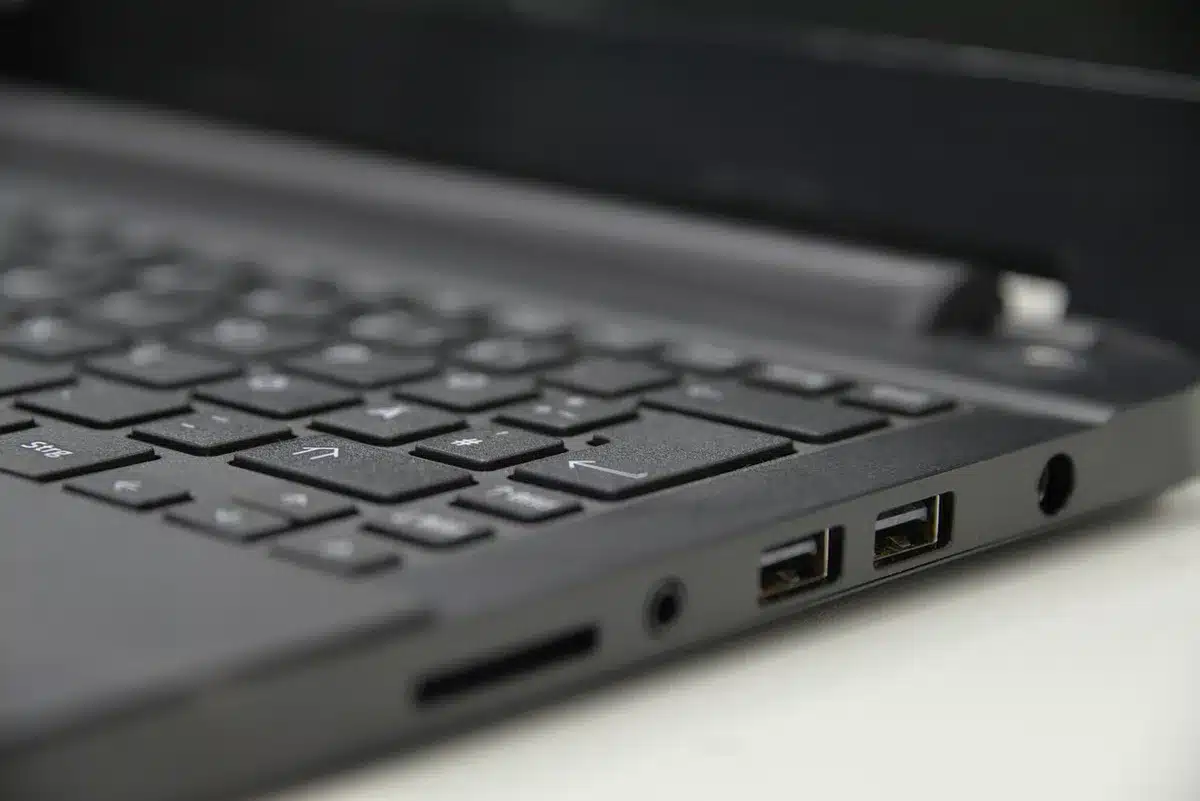 Puerto USB-C y conexiones en una consola portátil para salida de vídeo