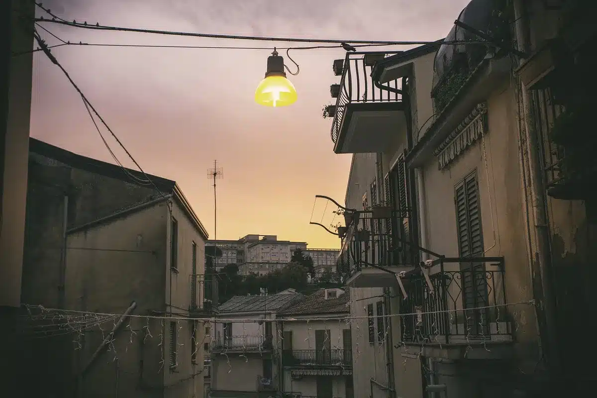 Tejados y callejones estrechos de un París gótico usados como escenario