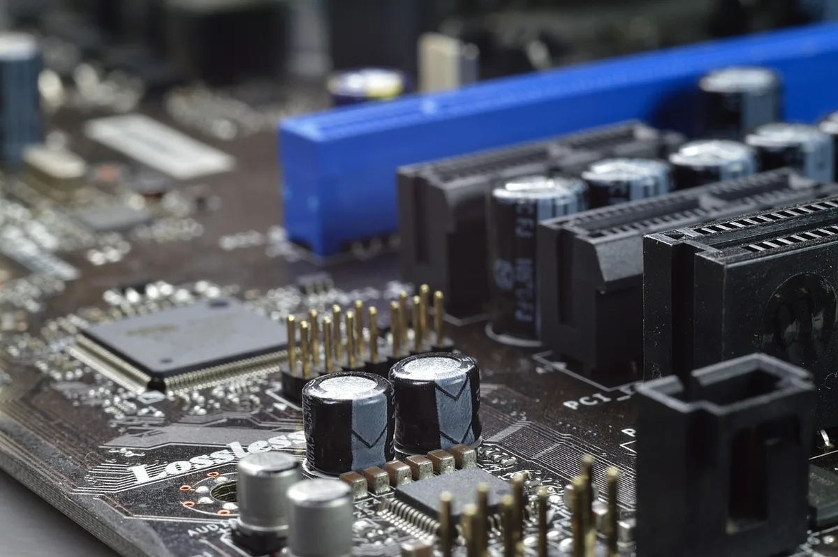 Fuente de PC modular y cables ordenados en una mesa de montaje