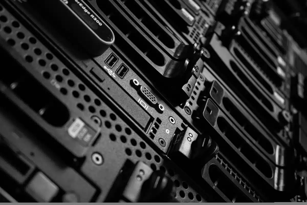 Centro de datos con servidores que ilustran sistemas de voto por internet