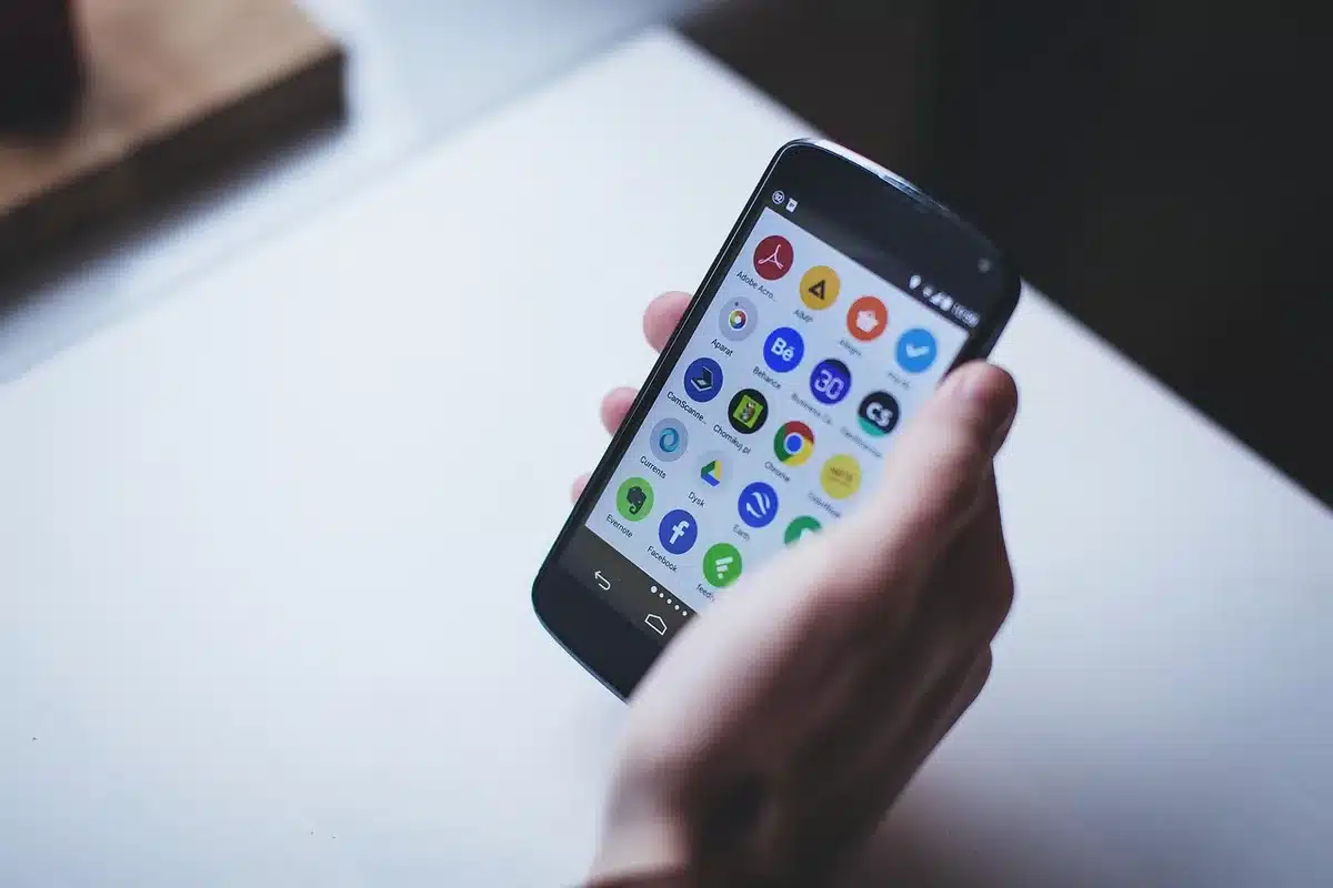 A minimal smartphone home screen showing anonymous monochrome app icons, with the music icon reduced to a simple black note on white; no brands or logos