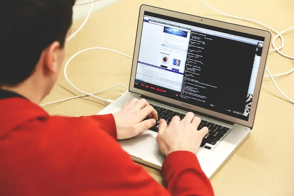 Persona registrándose online en plataforma de subastas desde un portátil