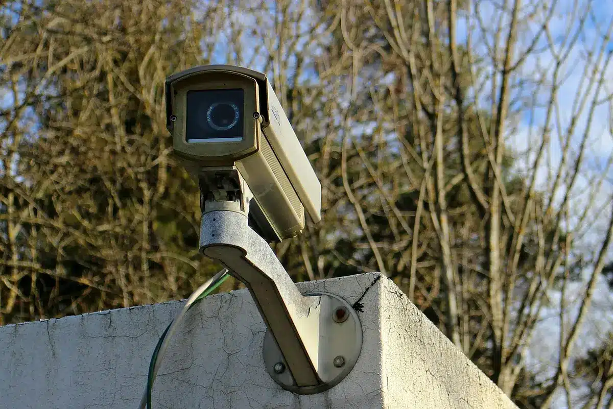 Equipo de respuesta a incidentes revisando alertas y telemetría