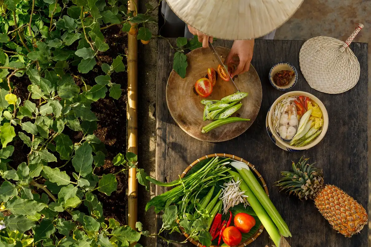 Vista de un minijuego culinario con personajes preparando una receta