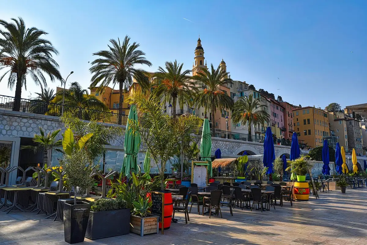 Terraza de restaurante de alta cocina en un resort de lujo