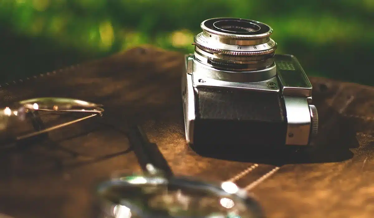 Close-up of an anonymous hand adjusting a camera lens on an unbranded phone, no visible logo, shallow depth of field