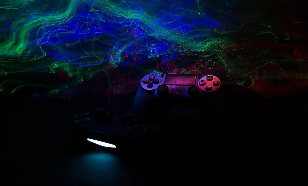 Persona revisando compatibilidad y almacenamiento en PS5