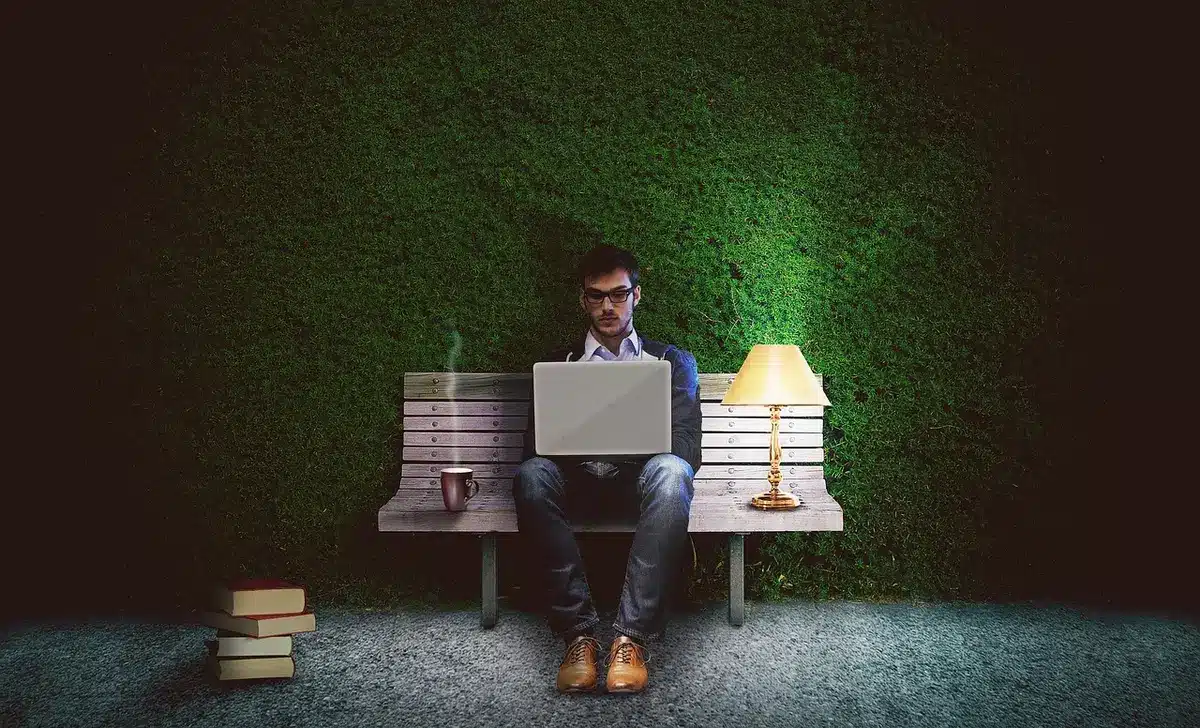 Usuario trabajando en un portátil para ofimática y videoconferencias