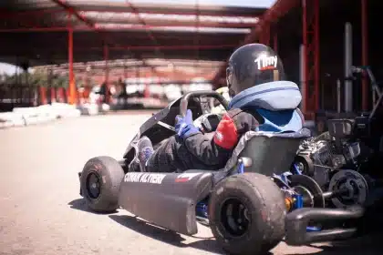 Go-kart retro y objetos de espionaje en un circuito, ambiente editorial