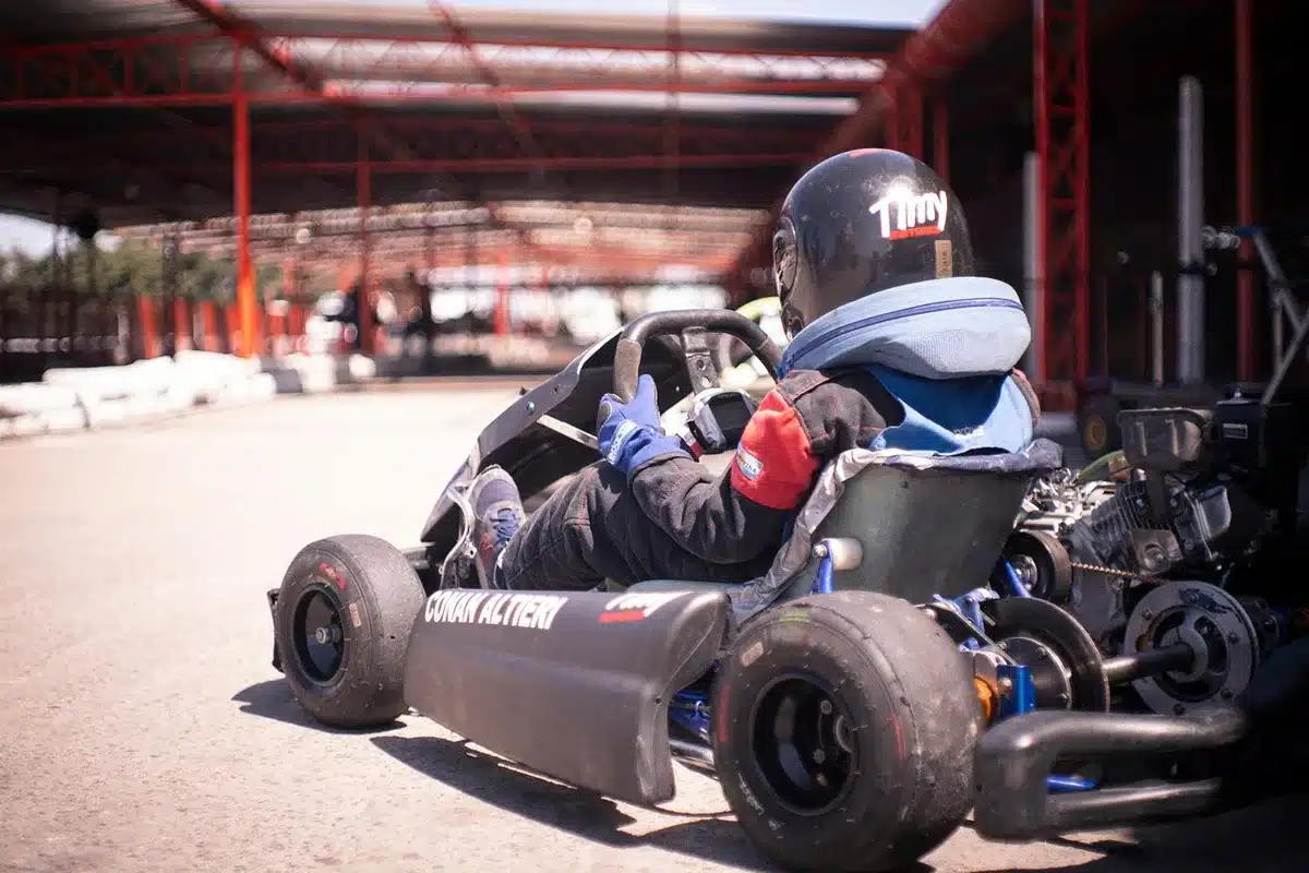 Go-kart retro y objetos de espionaje en un circuito, ambiente editorial