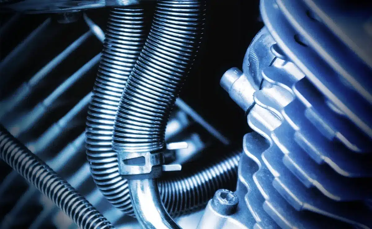 Vista aérea de un asentamiento con talleres y rutas de producción