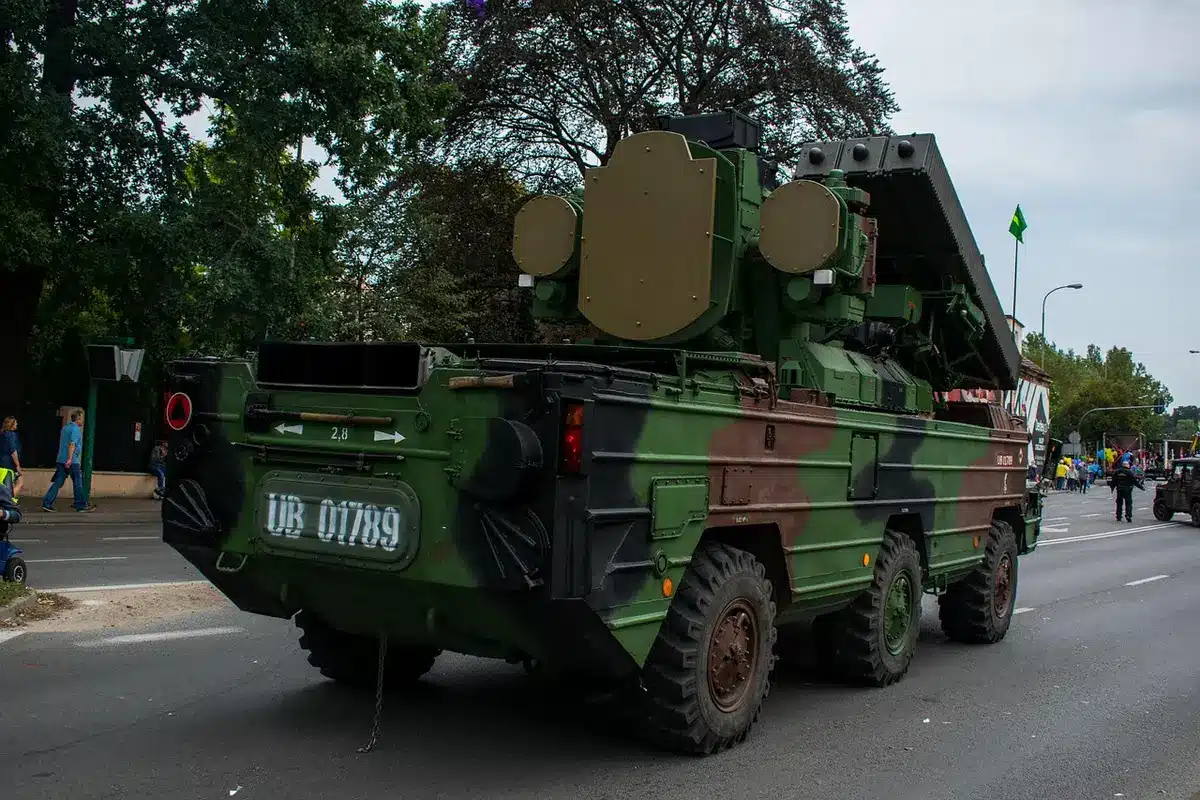 Disipador integrado en un módulo M.2 2280 mostrando su tamaño y tornillo de montaje
