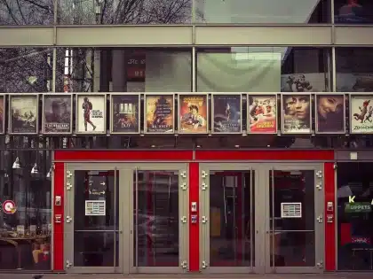 Vitrina de cine y pantalla retro que evoca series clásicas