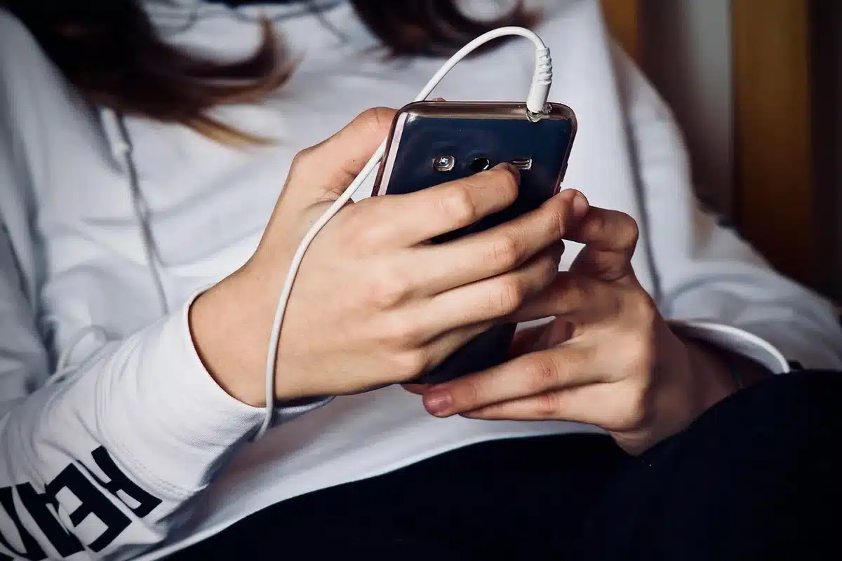 Batería de smartphone mostrando icono de larga duración y carga